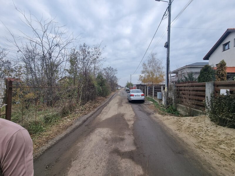 Branesti, strada Brazi vand 2500 mp in spatele lizierei, utilitati